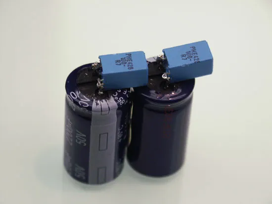 將 PP 電容先併在濾波電容上,兩顆濾波電容以熱融膠黏合, 濾波電容一端 +- 短路為 G,另一端 做為提供 OP 之正負電源