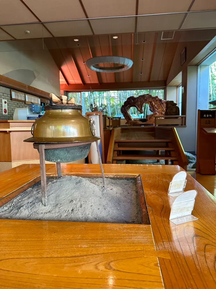 泡湯出來的休息區，有待暖爐跟飲料的販售。