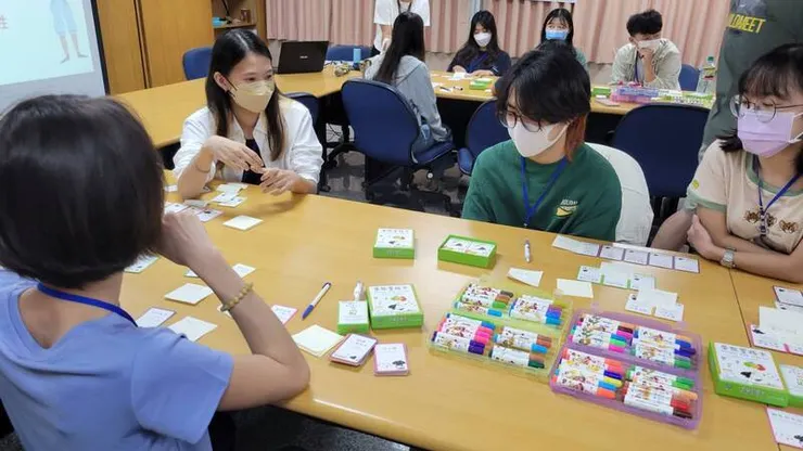 曉柔心理師透過夢想卡協助學員規劃生涯藍圖