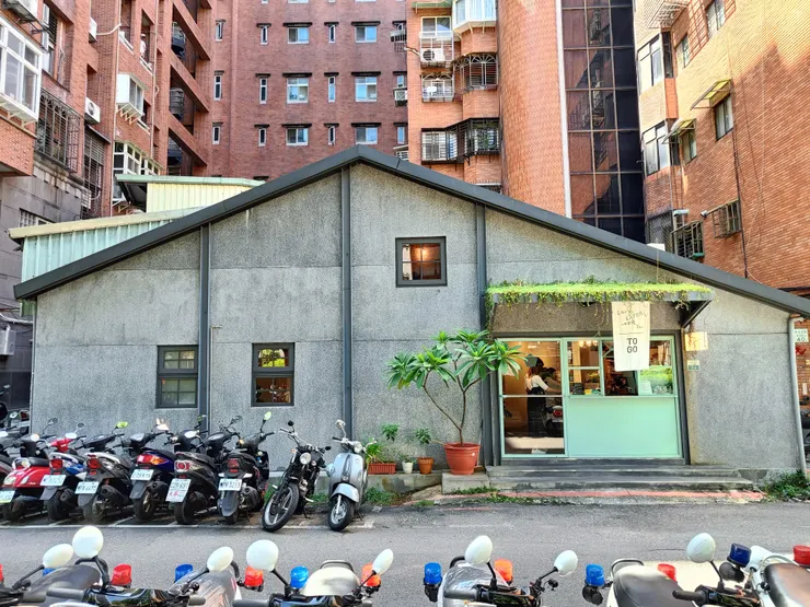 三角造型的民宅，在周遭大樓當中顯得更特別