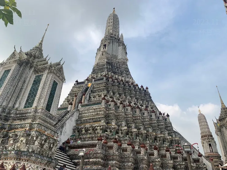 寺的塔身布滿了大量中國彩瓷，據說這些彩瓷是過去中國船隻的壓艙物，形成了眾多美麗的花草圖案。