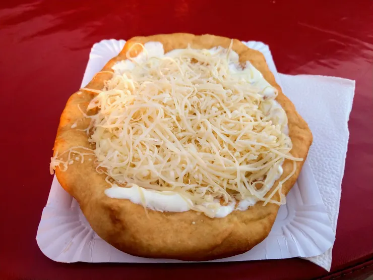 匈牙利的油炸麵餅 Lángos 6.5€,超多間賣一樣的東西,餅皮微酥脆