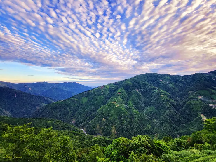 在民宿前眺望石鹿大山及雲海夕陽美景