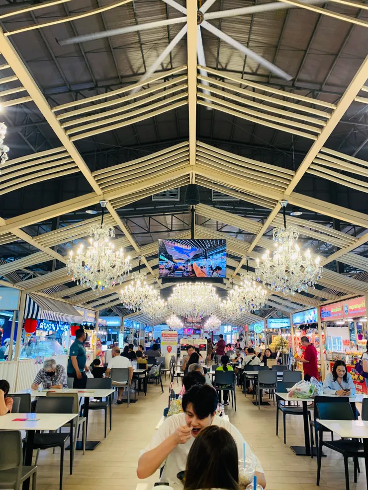 甜品區人潮相對少很多，挑高的大屋頂以及風扇，在市場區內用餐是很舒適的。