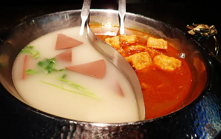 內湖火鍋推薦│柳記螺螄粉火鍋，訂位即送海鮮，當月壽星滿額霸氣贈送海鮮塔