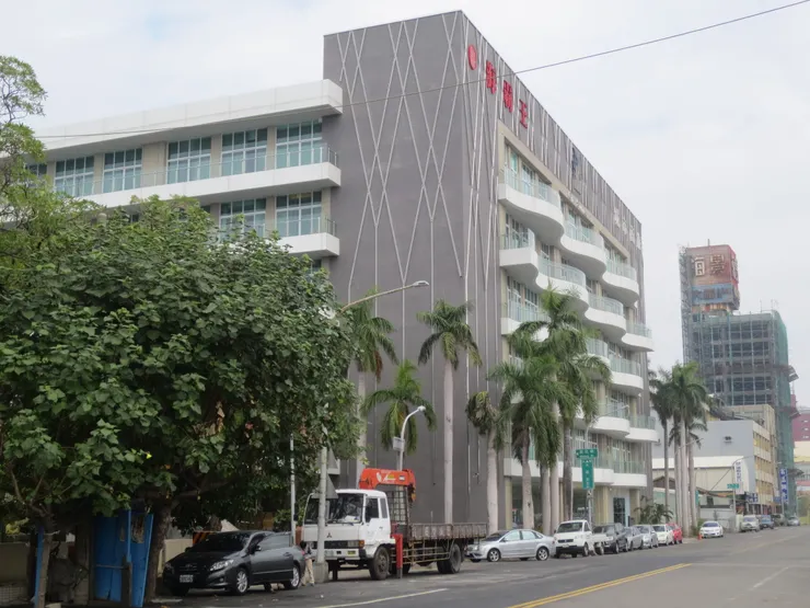 這棟就是位在駁二藝術特區旁邊的高雄海霸王城市商旅真愛館!