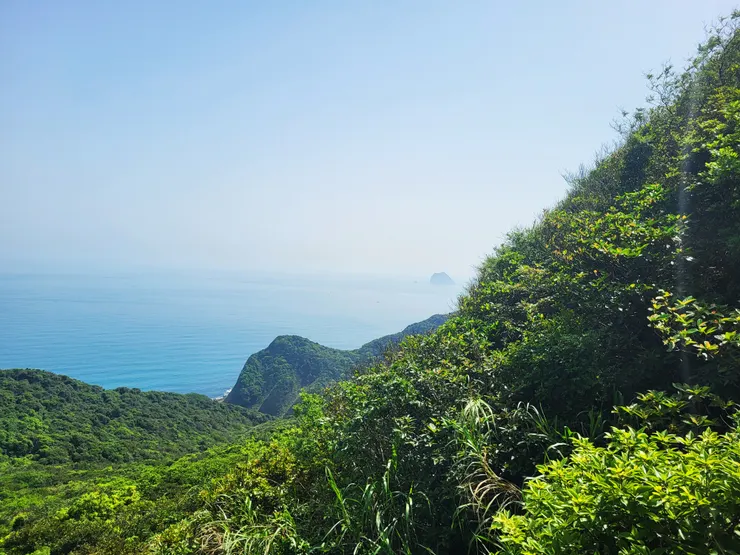 ▲由情人湖往上來到一處展望台，可以遠眺基隆嶼及野柳海岬。