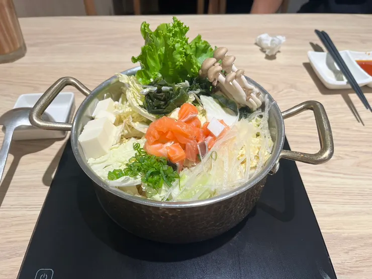 港都有魚鍋(給的是小鮭魚塊,湯底為味噌,可以續加湯)