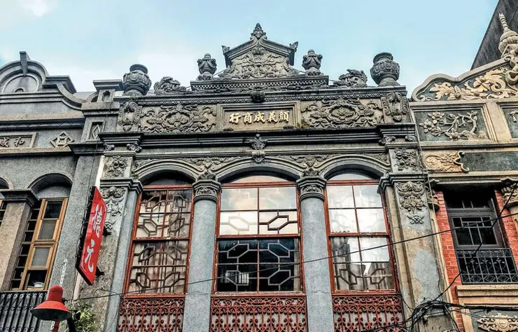 牌樓上的巴洛克裝飾以及希臘柱式（圖片來源：魚夫；台北旅遊網）