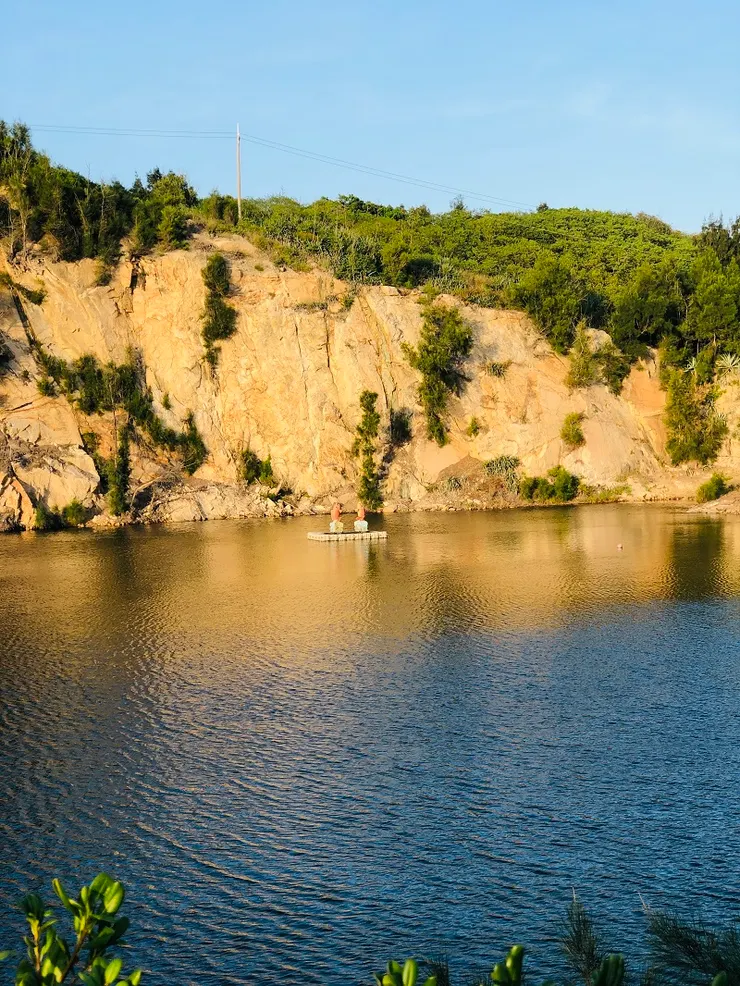 中間的兩隻鯉魚就是噴泉口