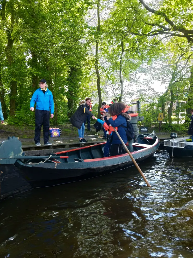 剛好看到一群學生要搭船