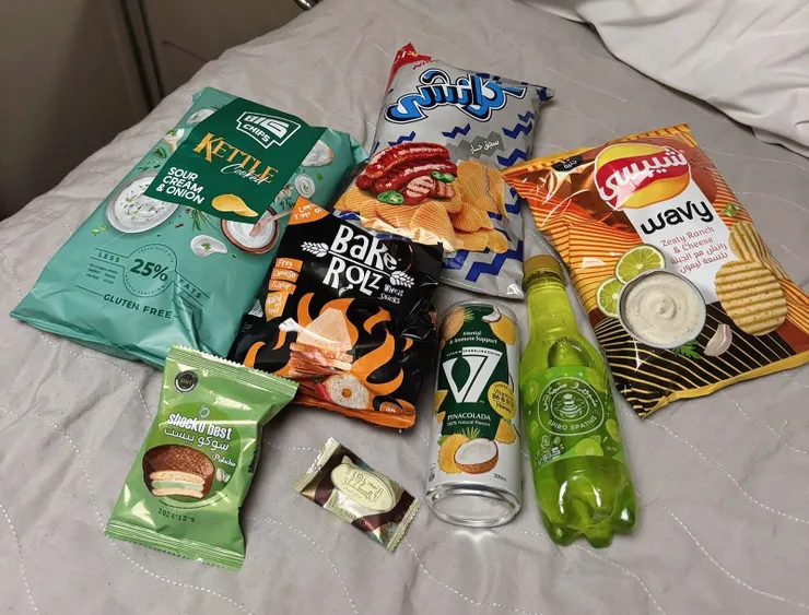 推爆中間的 V7 氣泡飲，我在埃及真的喝爆他各種口味。然後左下角就是那個很好吃的開心果小點心