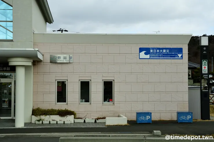 在傳承館外標示當時海嘯的淹沒高度