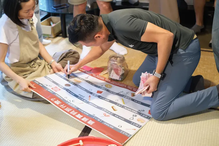 阿伯準備了超多100來下注!