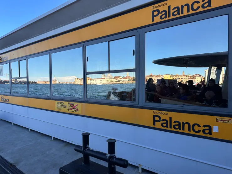 碼頭停靠站的反射