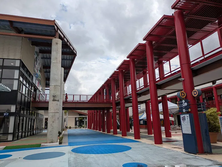 沖繩 ASHIBINAA Outlet