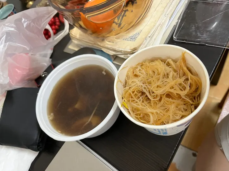 羊肉湯跟乾米粉。