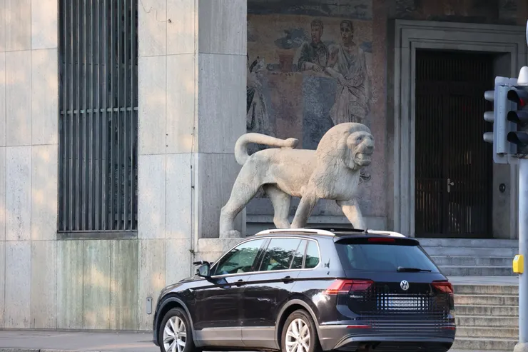 那一刻我在街角停下，紅燈亮起，獅子未動，世界未動，只有一種無名的歷史感，輕輕穿越我。