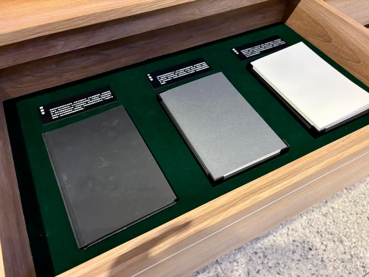 展示樣品介紹書籍印刷相關的常識,例如各種裝訂法、印刷法、各種不同紙張等