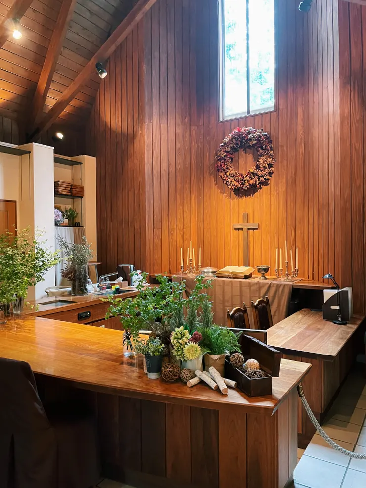 教堂內部簡樸溫馨，寧靜的氛圍讓人感到平和。