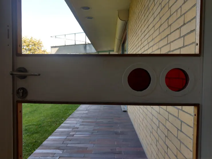 小朋友高度的不同顏色彩色玻璃