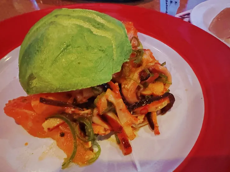 酪梨涼拌鮭魚沙拉