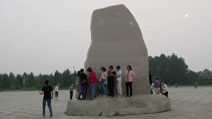 排隊拍攝的人一個接一個