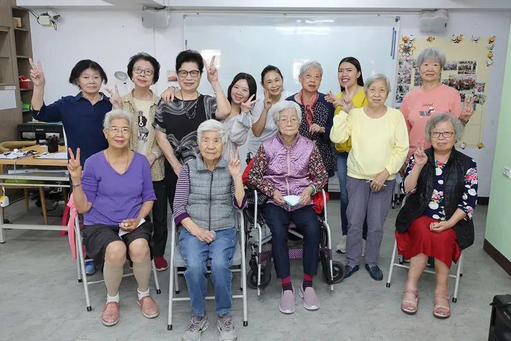 (圖說:阿嬤在以勒巷弄長照站結識一群如家人般的「同學們」,攜手迎向安心、自在的慢老生活。)