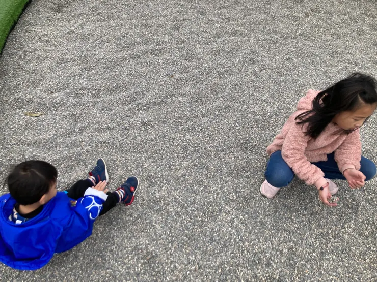 小朋友好愛玩石頭！