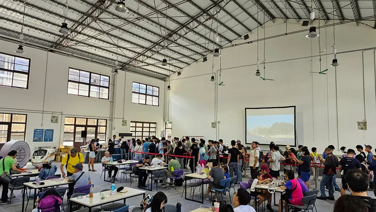 平日也那麼多人排隊買便當!大家都不用上班嗎???