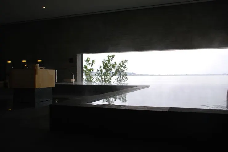 邊泡湯邊欣賞柴山潟(取自官網照片)