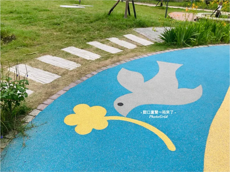 三和公園高塔溜滑梯下方是友善鋪面。