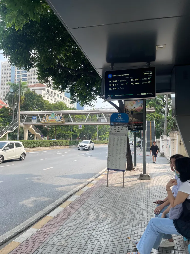 公車亭上面都是泰文（類似幾分鐘到）