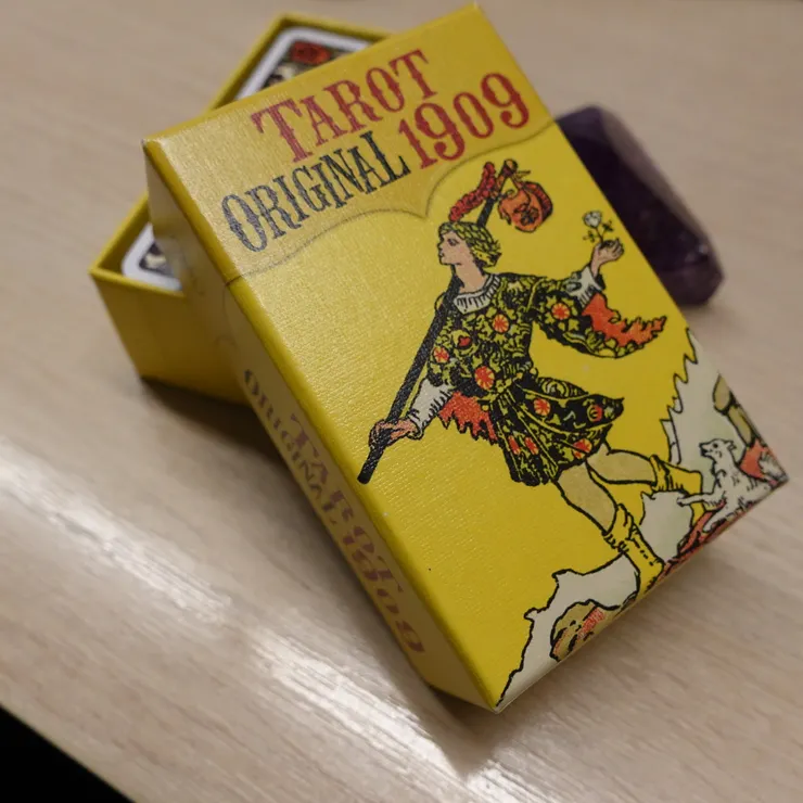 我的迷你版偉特塔羅牌。輕巧好攜帶到我如今真的是天天帶著它!