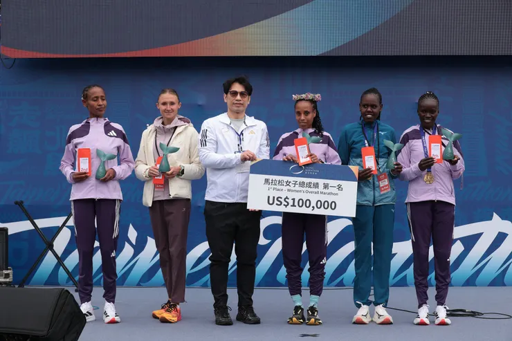 （右三）Gadise Mulu Demissie繼今年三月萬金石馬拉松寫下新猷，今天在臺北馬拉松再創佳績