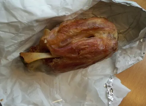 幾年前在法蘭克福買的豬腳..也是帶到火車上吃