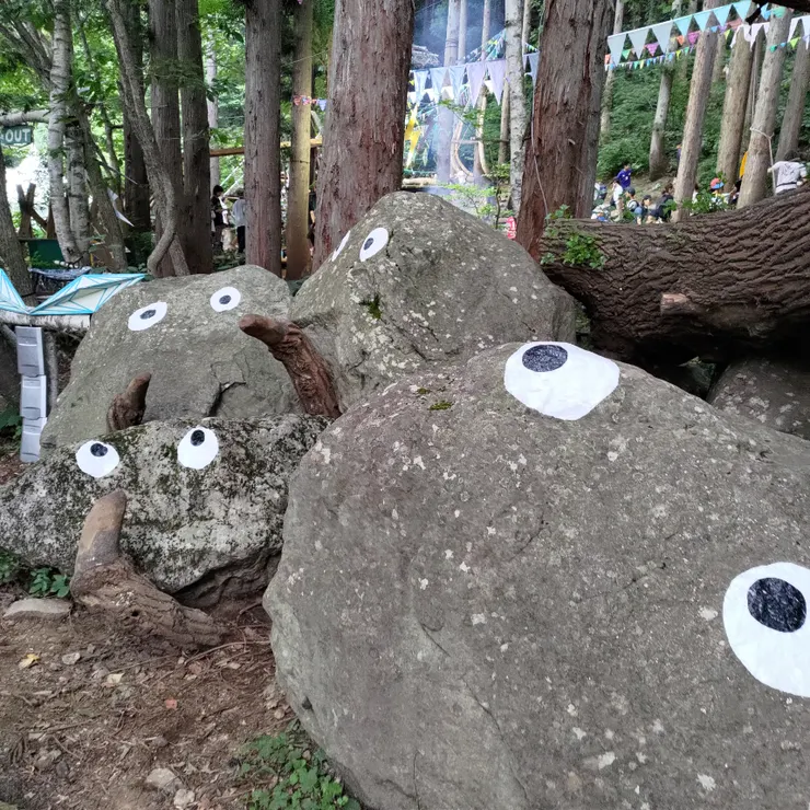 山林會場內總會不經意地遇到一些小精靈。