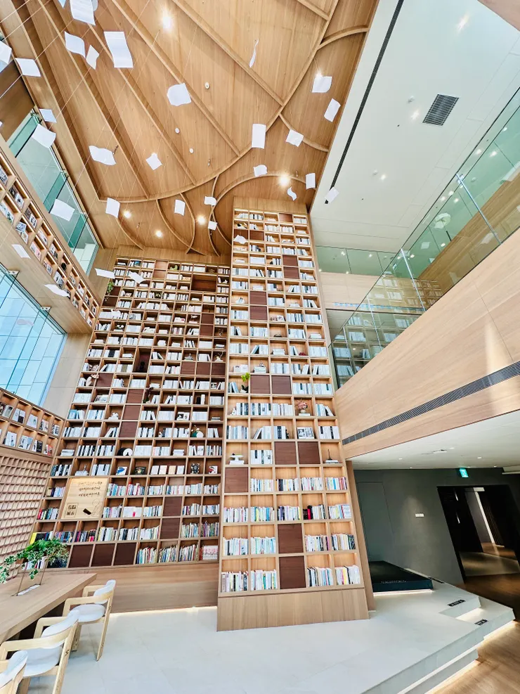 挑高三層樓的書牆