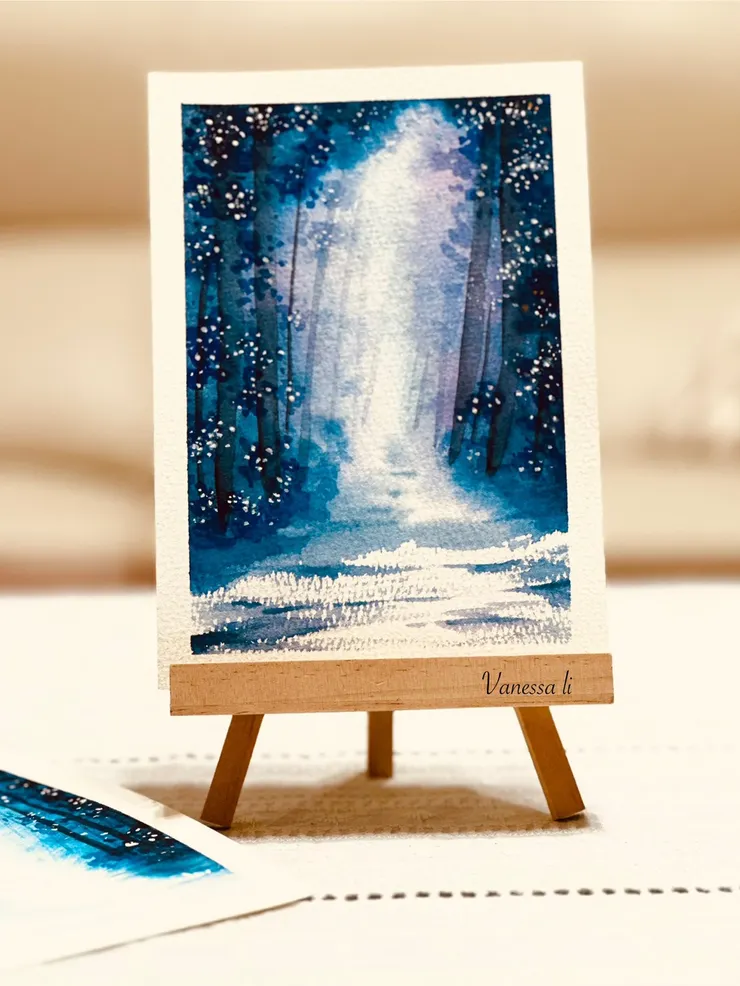 藍紫色的森林氛圍