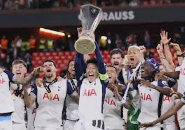 孫興慜代表熱刺高舉歐霸盃