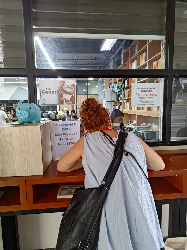 換匯所的匯率會比外面高一些,但對學生來說比較方便