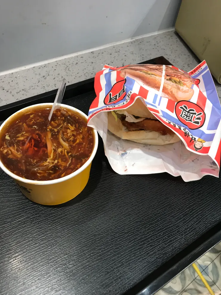 終於有大家感興趣的東西了，這是我第二晚吃的晚餐，是三天以來吃得最好的一頓了，有碗仔翅和澳門馳名的豬扒包，但一點都不便宜，這樣便吃了76元澳幣。