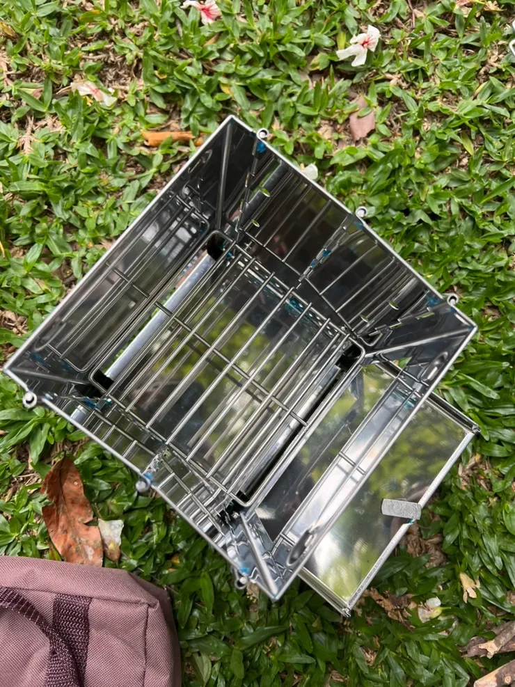 小小焚火台(大概20*20cm),因為是新的有膠膜,撕好久才能用.