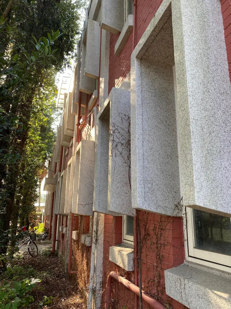 垂直遮陽板左右兩側刻意與窗台留下4塊1/4B(約略等於1B 23公分) 的距離，一則從側面觀看時，遮陽板不會擋到窗台，顯得構件各自獨立，拉開的距離也顯得活潑