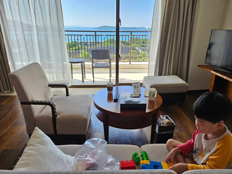 生病了也無法出門,只好伴著美麗的海景玩著從台灣帶過去的玩具