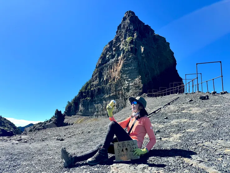 和隊友借Bar啤酒擺拍。