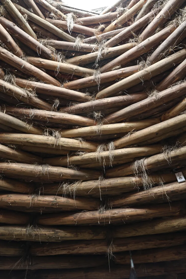 半地下屋圓頂的內部構造,中間的孔洞提供光線的同時,也具有排煙的功能。