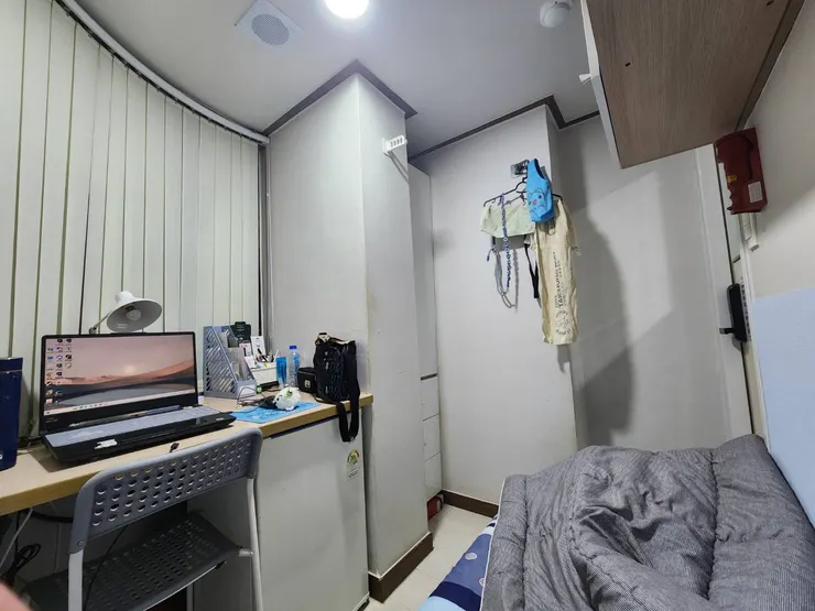 我住的考試院，放入一些物品後的樣子(真的很小)