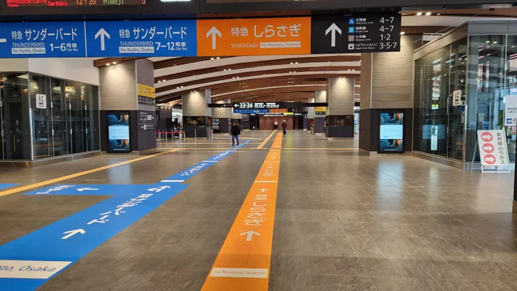 新蓋好的敦賀站大要塞，地板上也有標示著在來線特急的搭乘位置