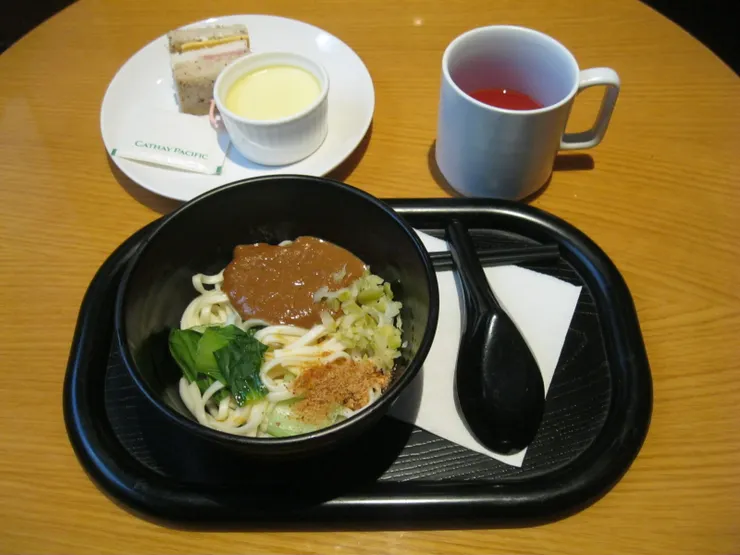 國泰航空貴賓室的擔擔麵就和華航貴賓室的牛肉麵一樣厲害!